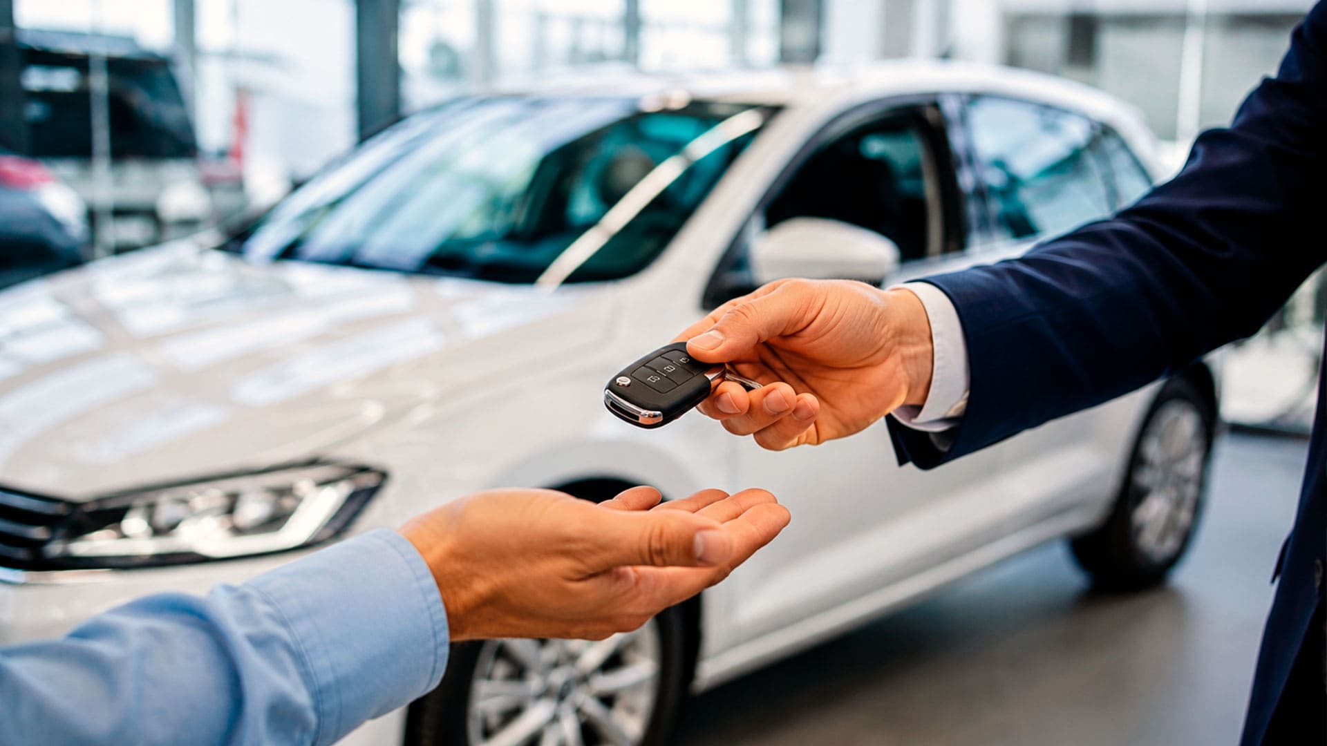 Coche km 0 expuesto en un concesionario listo para su entrega con muy pocos kilómetros y garantía.